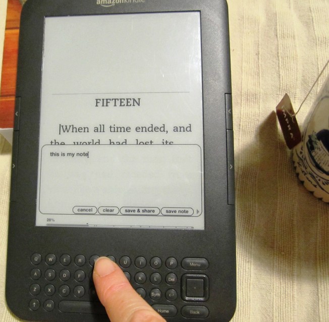 בקינדל קיימים כלי כתיבה מובנים להוספת הערות ולהדגשות. אפשר גם לראות מה קוראים קודמים הדגישו, וככה לקבל מעין תקציר לספר