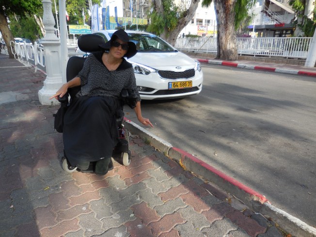 יהודה פלד וסימה שמעוני סוקרים את רחוב הגעתון בנהריה